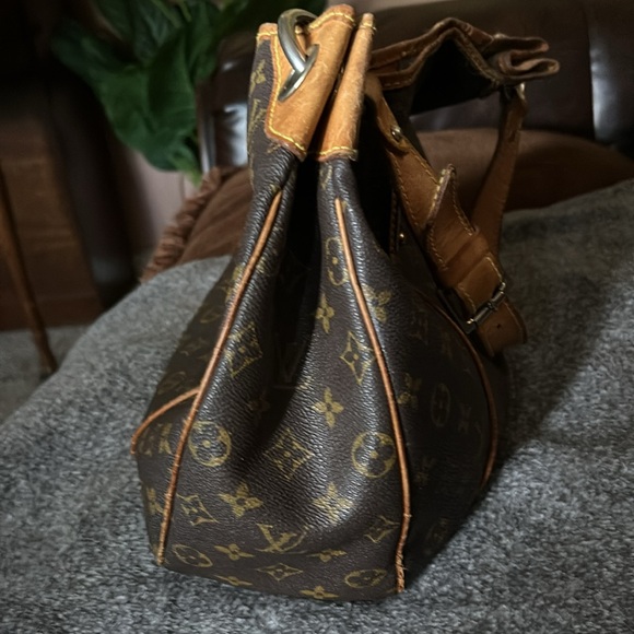 Authentic Louis Vuitton ladies bag in good condition, and recently cleaned. - Picture 11 of 11